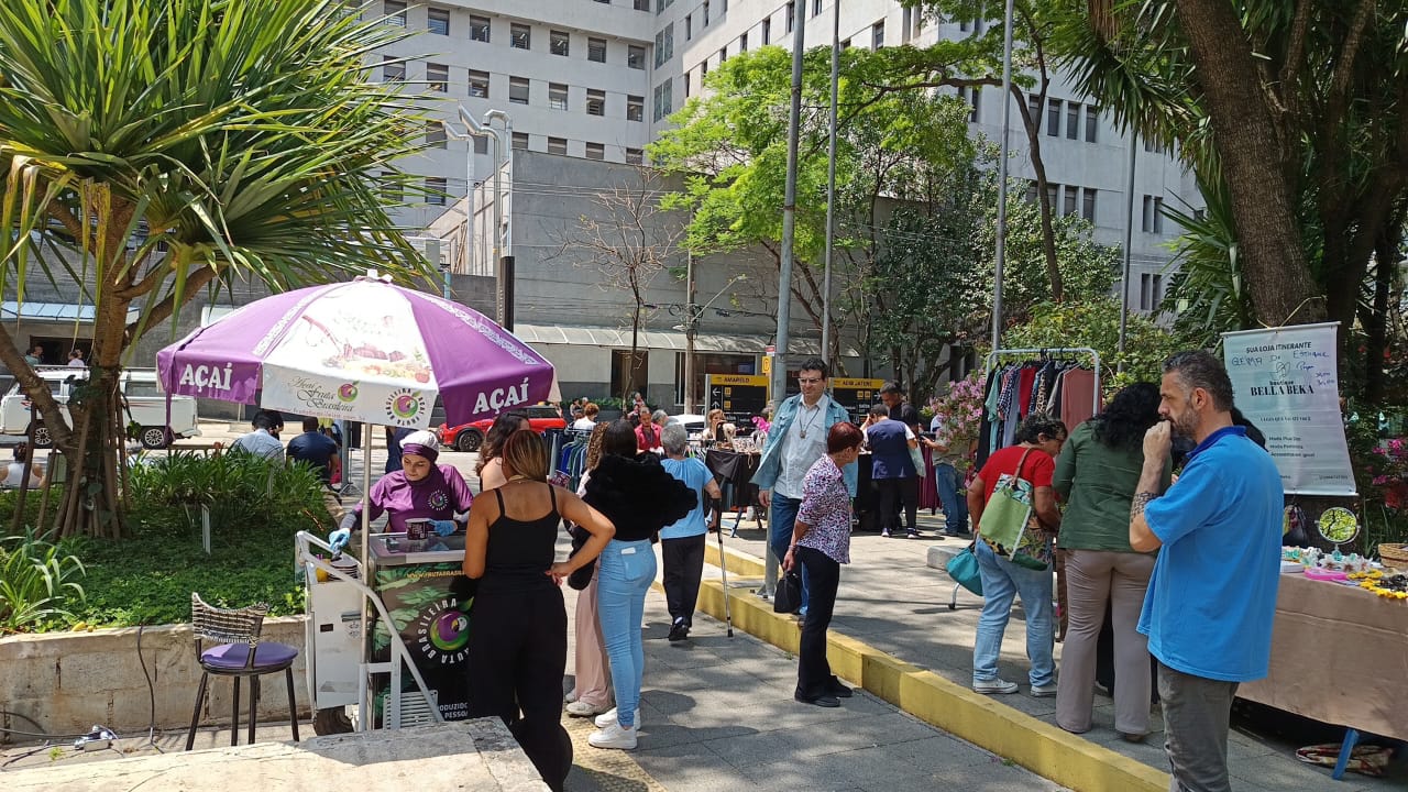 Solidariedade e Sabor! Parceria ASHC, AVOHC e Açai Fruta Brasileira em um Bazar de Sucesso!